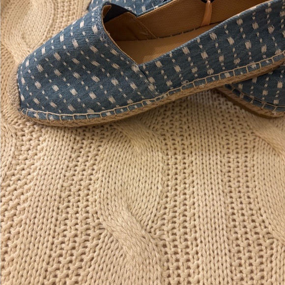 Women’s new Minnetonka denim espadrille flats with braided jute detail. Size 7M. - Picture 5 of 7